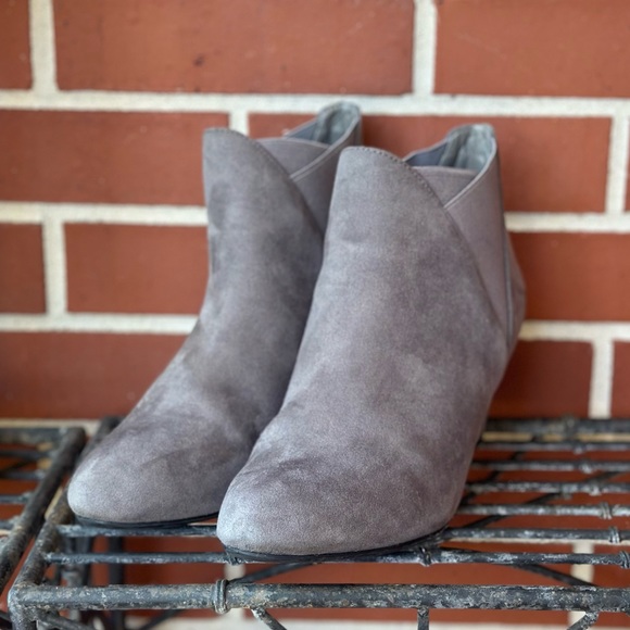 LIKE NEW | NEW DIRECTIONS Women’s Gray Faux Suede Tarby booties l Size 9 - Picture 2 of 8
